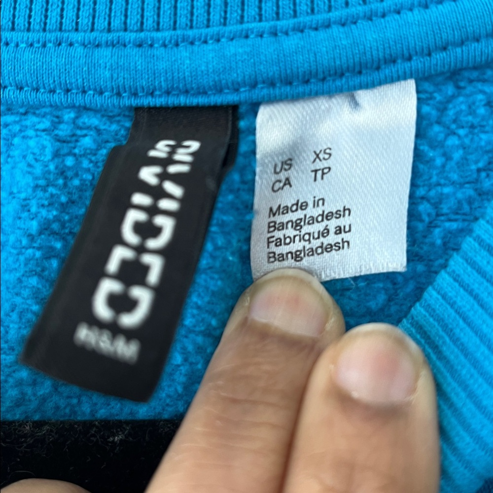 H&M, Divided Vibrant Blue Top.
Size: Women US XS
Used condition - Picture 2 of 2